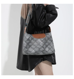 Detail der Retro-Tragetasche mit grauem Karomuster und Ethno-Jacquard-Schultergurt