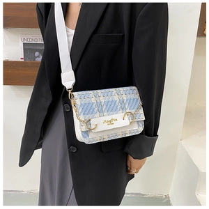 Details der blau karierten Tweed-Umhängetasche mit goldenen Beschlägen und breitem Gurt