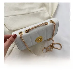 Gros plan du sac bandoulière blanc en cuir matelassé avec chaîne dorée et boucle