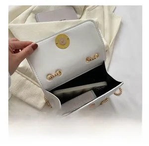 Vue détaillée du sac matelassé blanc montrant la capacité interne et chaîne dorée