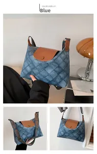 Detail der blauen karierten Tragetasche mit braunem Leder und floralem Web-Schultergurt