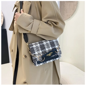 Details der karierten Tweed-Umhängetasche mit goldenen Metallringen und Kettenriemen