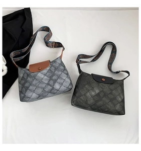 Details von Vintage-Tragetaschen mit Steppmuster und bestickten Trägern im Ethno-Stil