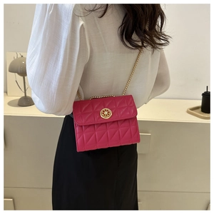 Détail du sac bandoulière matelassé rose fuchsia avec chaîne et fermoir dorés