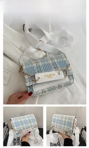 Detail der blau-weiß karierten Tweed-Umhängetasche mit verstellbarem breitem Gurt
