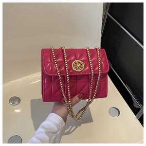 Détail du sac matelassé rose vif avec boucle en strass dorée et bandoulière en chaîne