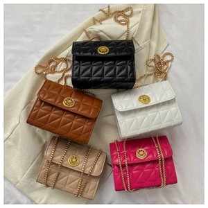 Gros plan de sacs à bandoulière matelassés en noir, marron, blanc et rose avec chaîne