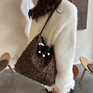 Grand sac cabas en tweed marron foncé à carreaux avec pendentif en peluche doux