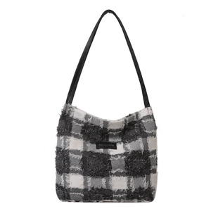 Sac fourre-tout en tweed à carreaux noir et blanc avec franges et bandoulière en cuir