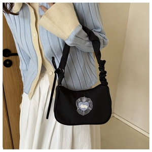 Détail du sac sous l'aisselle en nylon avec patch cœur lapin et bandoulière à volants