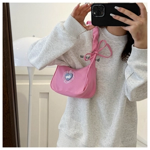 Sac hobo rose avec cœur en dentelle, imprimé lapin et détail de nœud sur la bandoulière