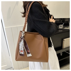 Braune Leder-Tote-Bag mit gewebtem Schultergurt und dekorativem Seidenschal für Damen