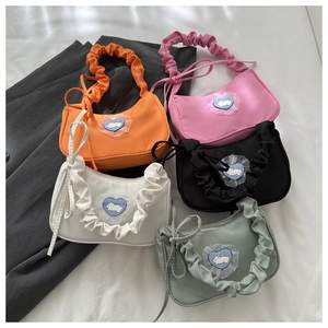 Vue détaillée de sacs demi-lune aux couleurs acidulées avec bandoulières à volants