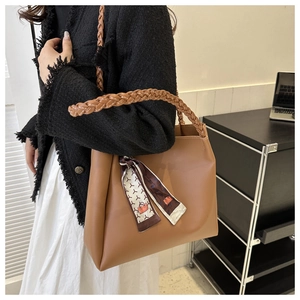 Braune Leder-Tote-Bag mit dickem Webgriff und dekorativem Seidenschal-Accessoire