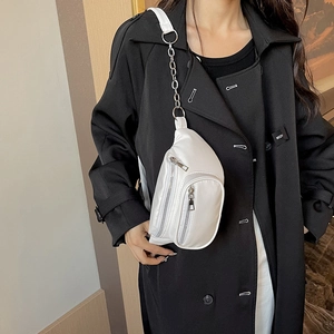 Marsupio bianco in pelle PU con tracolla a catena d'argento sopra cappotto nero