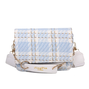 Schultertasche aus blau-weißem Tweed-Karo mit Goldkette und Frontklappendesign