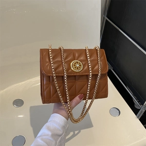 Petit sac bandoulière marron matelassé avec chaîne et logo doré pour femmes