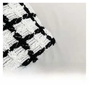 Gros plan détaillé sur la texture et le tissage du tissu en tweed écossais noir et blanc