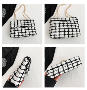 Vue détaillée sur quatre angles du motif en tweed noir et blanc et chaîne dorée