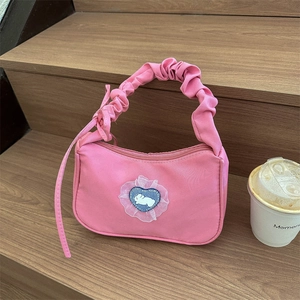 Sac sous le bras rose en croissant avec bandoulière plissée et broderie cœur de lapin