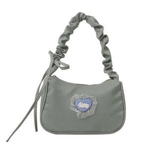 Sac sous le bras en nylon gris avec anse plissée et patch de lapin sur cœur bleu