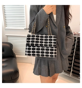 Détail du sac en tweed à carreaux noir et blanc avec chaîne dorée élégante