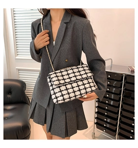 Détail du sac à main en tweed à carreaux avec bandoulière chaîne et rabat chic