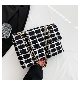Vue de dessus du sac bandoulière en tweed à carreaux noir et blanc avec chaîne dorée