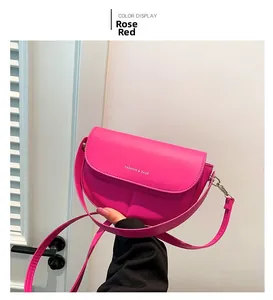 Dettaglio borsa a sella rosso rosa con tracolla regolabile e stampa Fashion & Bags