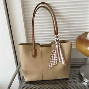 Minimalistische beige Leder-Tote mit braunen Henkeln und elegantem gestreiftem Seidenschal