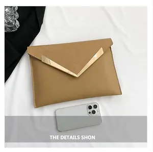 Pochette a busta in ecopelle marrone con confronto dimensioni per smartphone