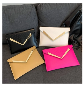 Gros plan de quatre pochettes enveloppes en noir, blanc, kaki et rose avec décor en V