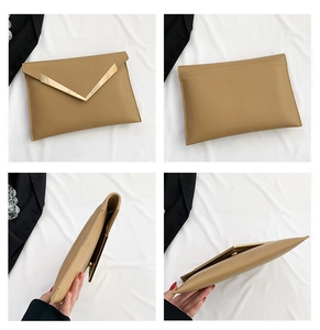 Détails d'une pochette enveloppe kaki avec boucle en V et texture à losanges en relief
