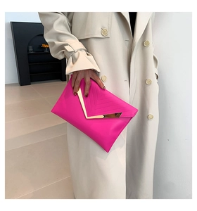 Pochette enveloppe rose fuchsia avec garniture en métal doré en V et coutures matelassées