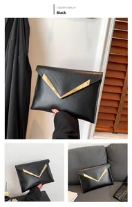 Detalle del bolso sobre negro con acolchado en V y ribete metálico dorado