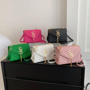 Women Quilted Shoulder Bag Chevron PU Leather Gold Tassel Flap Crossbody Bag Elegant Fashion Commute Accessory