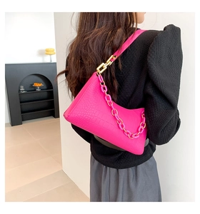 Detailed view of crocodile pattern faux leather shoulder bag with decorative chain strap