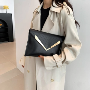 Pochette minimaliste en cuir noir avec garniture en métal V dorée et surpiqûres en V