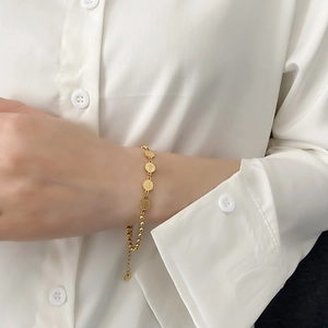 Bracelet élégant en acier titane doré avec breloques de chance chinoises et perles