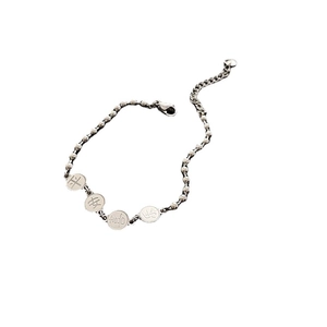 Bracelet en acier titane argenté avec quatre pendentifs ronds gravés de signes Pingan Xile