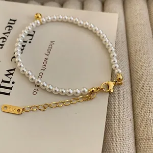 Élégant bracelet en perles plaqué or 18 carats avec perles blanches et fermoir mousqueton