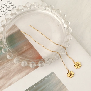 Elegante lange Kettenohrringe aus goldenem Titanstahl mit zarten Gänseblümchen-Anhängern