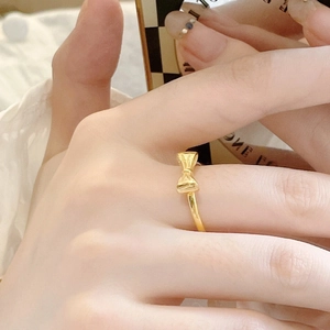 Bague nœud minimaliste plaquée or 18 carats pour femme avec un anneau poli et fin