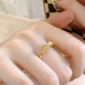 Gros plan détaillé d'une bague nœud en or 18 carats avec un anneau minimaliste chic