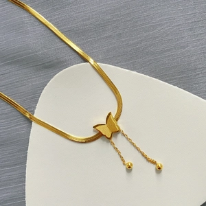 Collana a farfalla dorata con catena a serpente piatta e pendente con nappe opache