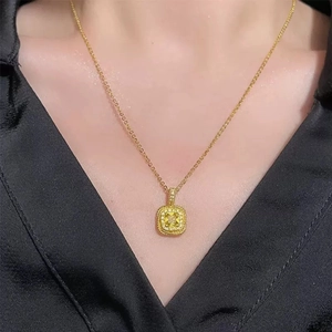 Collier élégant en or 18 carats avec pierre jaune taille coussin et double halo
