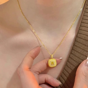 Collier en or 18 carats avec pendentif diamant jaune carré et halo de cristaux