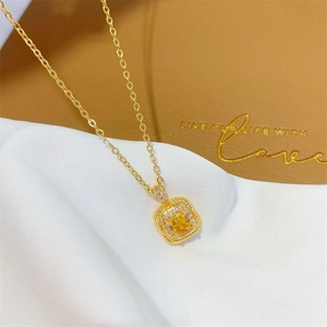 Collier plaqué or 18 carats avec pendentif diamant jaune carré sur fond de soie blanche
