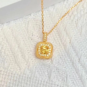 Collier plaqué or 18 carats avec pendentif carré serti d'une pierre jaune et cristaux