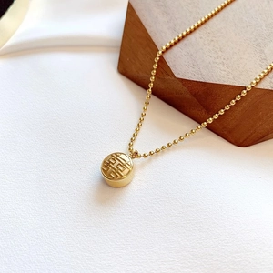Collier chaîne à billes en acier titane doré avec pendentif double bonheur femme